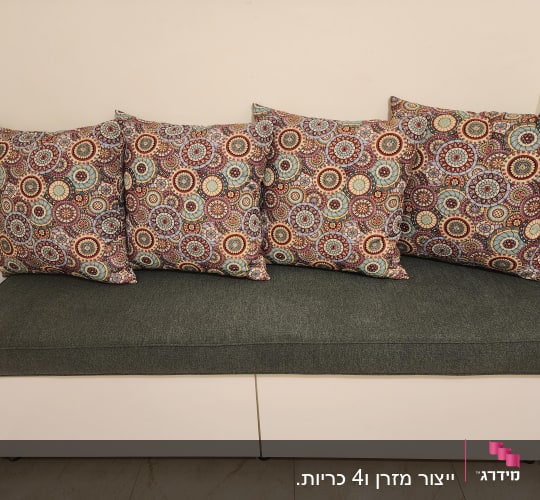 כריות צבעוניות על ספה אפורה בפינת חדר